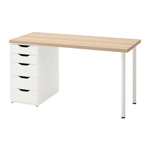 Un escritorio LAGKAPTEN con tapa de madera clara, cajones blancos y cuatro patas metálicas. Dispone de cinco cajones con tiradores recortados.
