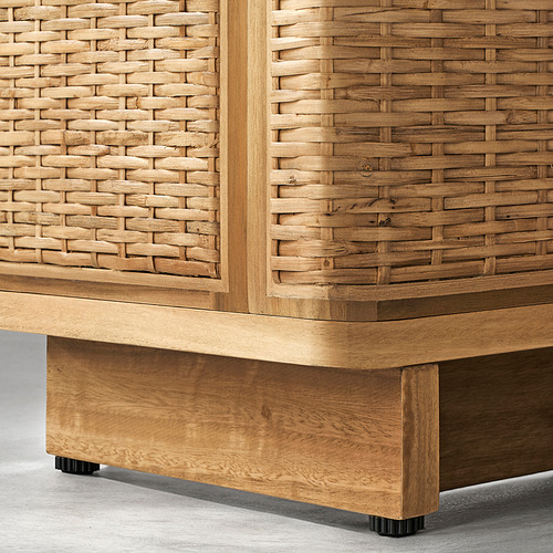 Detalle de gabinete de madera de mimbre de alta calidad, que muestra una artesanía intrincada y una construcción robusta.