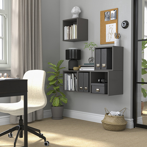 Oficina en casa con estantes EKET gris oscuro. Plantas, canasta y escritorio / silla blanca cerca de una gran ventana.