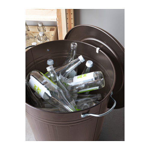 Cubo de metal oscuro lleno de botellas transparentes, tapa asegurada en el borde. Útil para el reciclaje y fácil manejo.