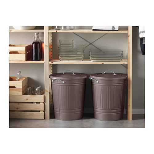 Dos contenedores KNODD grises con tapas y asas debajo de un estante con recipientes de vidrio y cajas de madera.