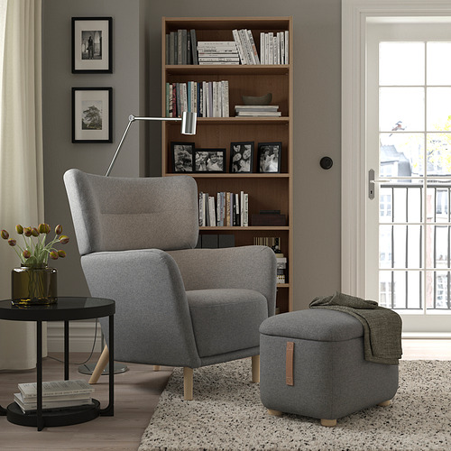 OSKARSHAMN, sillón de orejas con reposapiés. 2 de 8 abrir diálogo