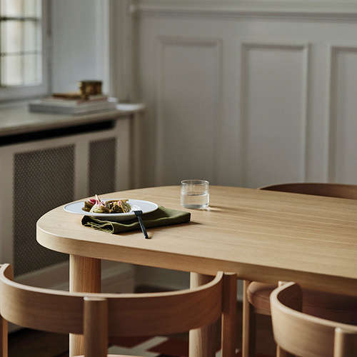 Servilleta de lino de STOCKHOLM 2025, absorbe líquidos, se adapta a los platos sobre la mesa de madera.