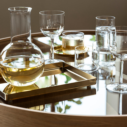Una jarra de cristal y varias copas de vino en una bandeja, ideales para servir vino o agua, forman parte de la colección STOCKHOLM 2025.