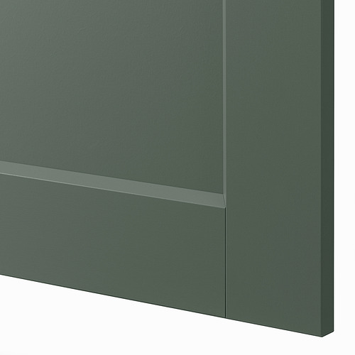 Puerta de armario verde brillante con tirador metálico.