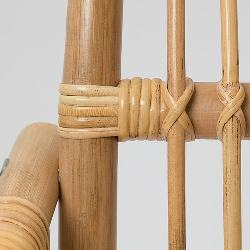 Primer plano de la unión de muebles de ratán tejido; Muestra la artesanía detallada y la textura natural de la madera.