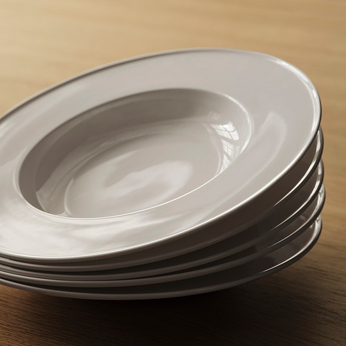 Platos de porcelana fina, fondo de madera.