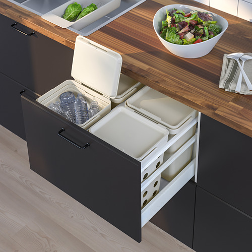 Juego de papeleras de reciclaje de cocina HÅLLBAR negras con tapas blancas, ocultas en el cajón.