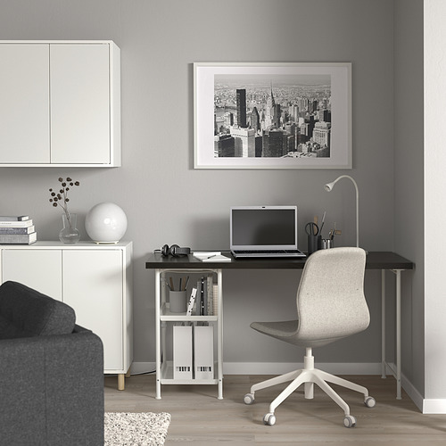Oficina en casa minimalista con escritorio, silla, computadora portátil, foto de paisaje urbano y sofá negro LAGKAPTEN.