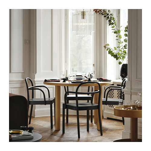 Moderno juego de comedor con 4 sillas, junto a la ventana.