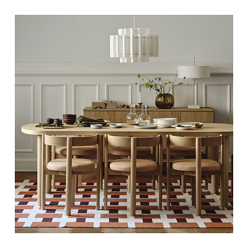 Moderno juego de comedor STOCKHOLM 2025 en roble claro con diseño minimalista, mesa y sillas redondas, alfombra estampada, aparador y lámpara colgante.