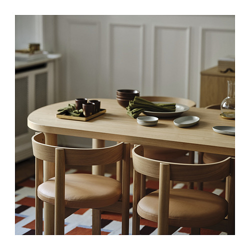 Mesa de comedor moderna con chapa de roble y sillas de madera, con un diseño minimalista.
