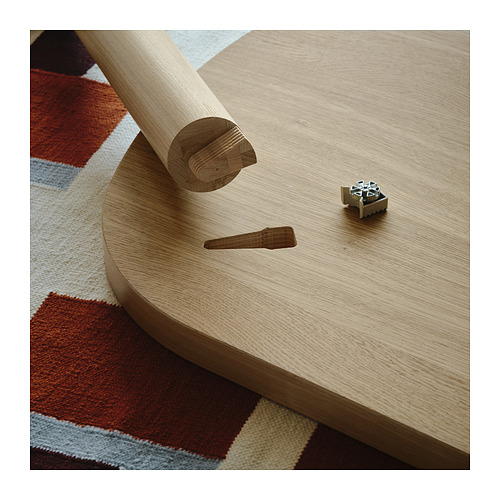 Montaje de la mesa con tacos de madera y pieza de unión, con un diseño sencillo y eficiente.