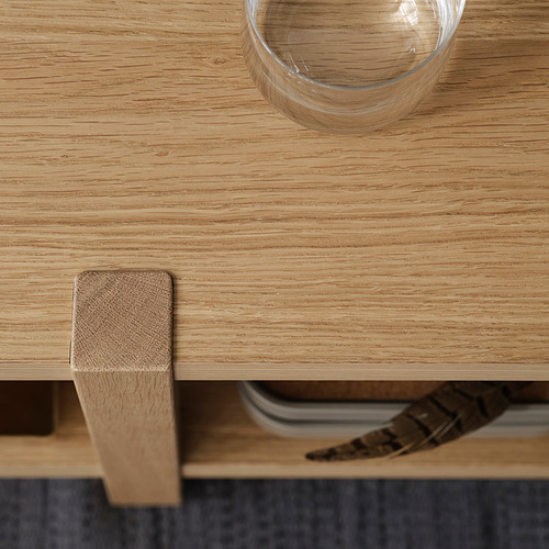 Mueble de madera con acabado liso y diseño robusto. El primer plano muestra la textura de grano fino y la artesanía de calidad.