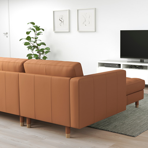 Sala de estar moderna con sofá landström marrón, tv y planta.