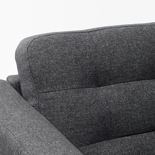 Primer plano del reposabrazos de los sofás modernos, con un suave tejido gris oscuro y cojines de felpa, que resaltan la comodidad y el estilo.