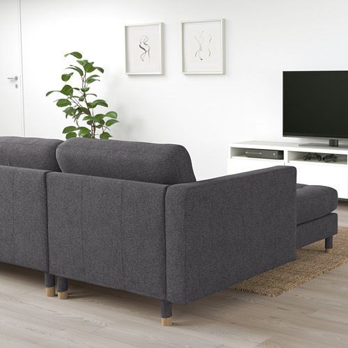 Sofá gris, mueble de tv, planta en salón.