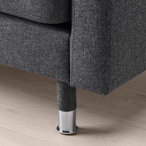 Sofá de tela gris oscuro con patas metálicas, con tapicería de alta calidad y construcción robusta.