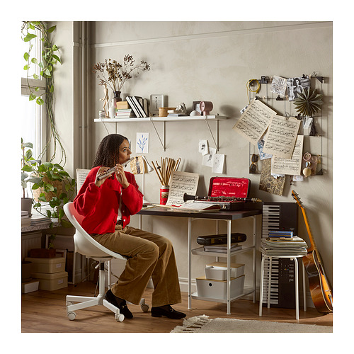 Mujer con suéter rojo en el escritorio SPÄND con notas musicales e instrumentos.