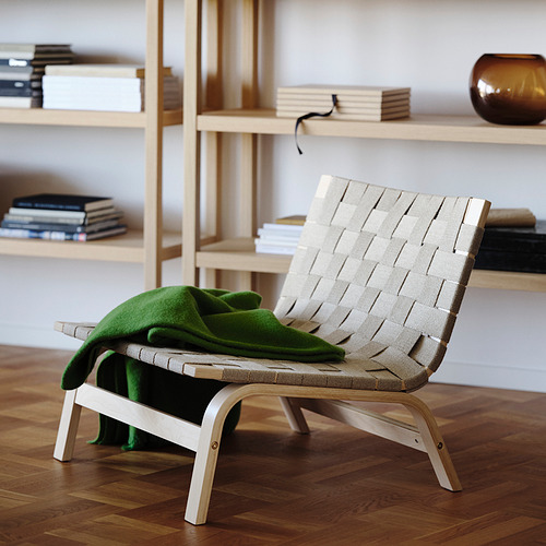 STOCKHOLM 2025 silla de lino cerca de la estantería con manta