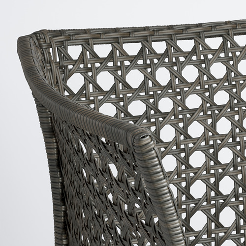 Primer plano de muebles de exterior tejidos que muestran un diseño intrincado y duradero.