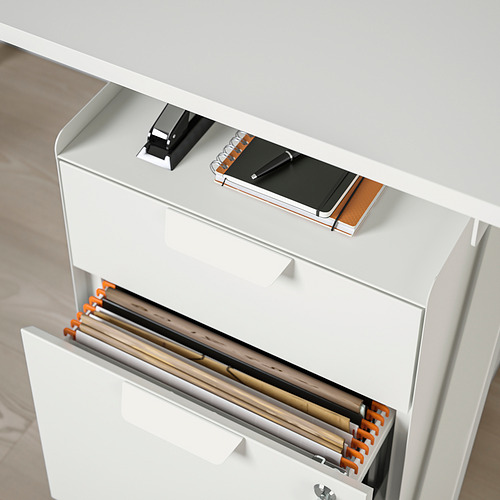 Mueble de almacenamiento blanco con cajones abiertos que revelan suministros de oficina y documentos organizados. Ruedas para la movilidad.