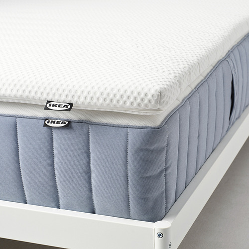 Se muestra el cubrecolchón NISSEHOLM de Ikea, espuma de alta resiliencia para una comodidad firme, funda suave con patrón de gofres blancos.