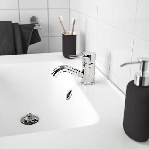 Baño moderno: grifería cromada, dispensador de jabón negro.