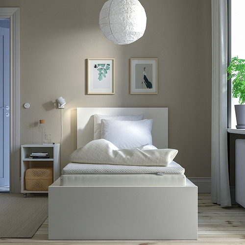 Dormitorio minimalista con cama blanca VALEVÅG, lámpara colgante, arte, mesita de noche y ambiente acogedor.