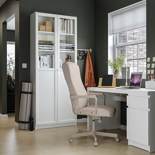 Oficina en casa minimalista: librería BILLY, silla de oficina, escritorio con portátil.
