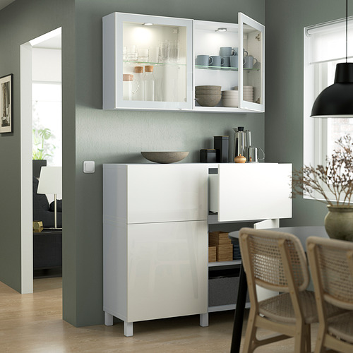 Cocina moderna con mueble blanco BESTÅ, puertas de cristal y estantes ajustables. Exhiba y almacene artículos, con iluminación integrada y cajones de apertura rápida.