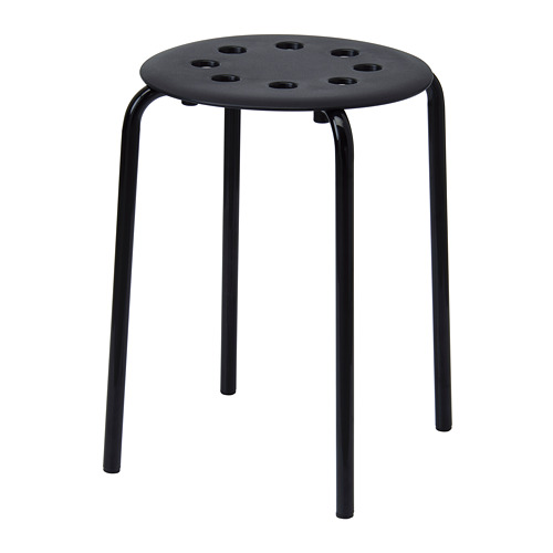 Un taburete MARIUS negro con asiento redondo y cuatro patas metálicas. Está diseñado para apilarse y está hecho de acero y plástico.