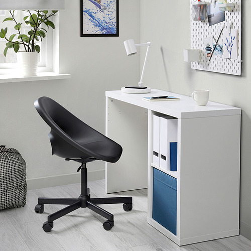 Escritorio compacto KALLAX blanco con detalles en azul; Silla rodante negra, configuración moderna y minimalista.