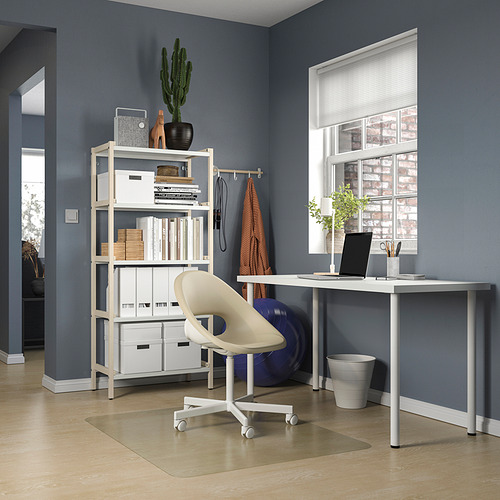 Configuración de oficina en casa con escritorio, silla, estantería y plantas blancas de LAGKAPTEN.