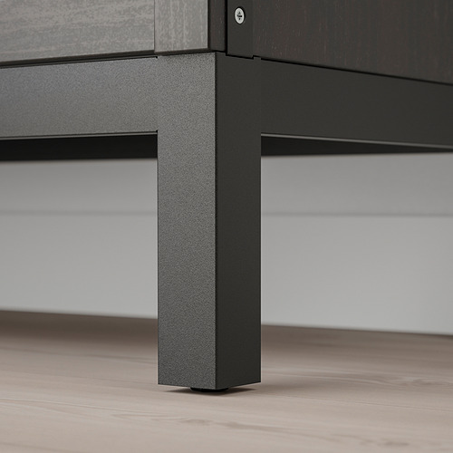 Pata de estante de metal negro con acabado texturizado que soporta la superficie plana.