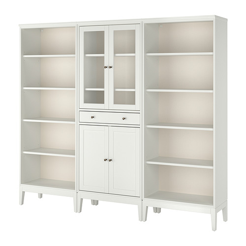 Un conjunto de muebles IDANÄS blancos con puertas y estantes de cristal, que combina el diseño clásico con la funcionalidad moderna.