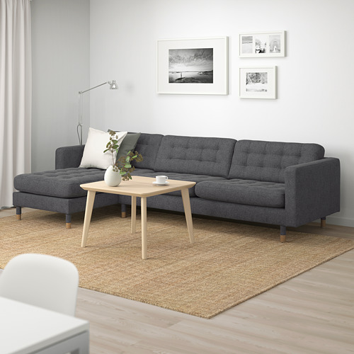 Sala de estar moderna con sofá LANDSKRONA gris y mesa de centro minimalista.