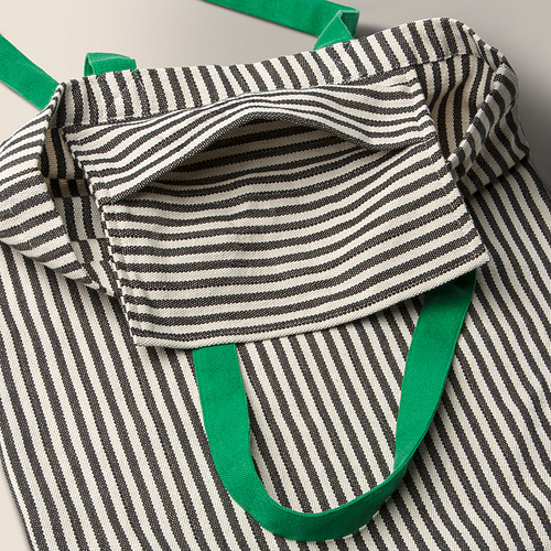 Bolso tote de rayas con asas verdes, abierto mostrando el bolsillo interior.