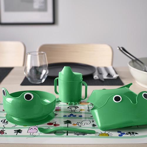 Juego de mesa verde para niños con tazón, taza, cuchara y babero con temática de rana para facilitar su uso.