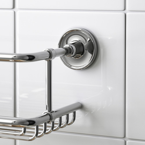 Estante de ducha cromado de pared con ganchos sobre azulejos impolutos.