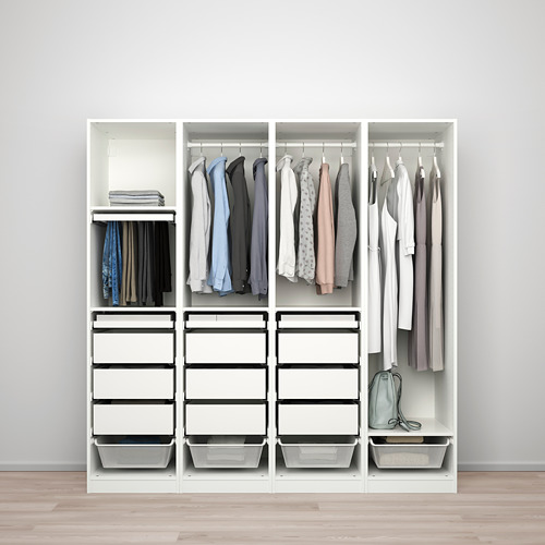 Un armario elegante y funcional llamado PAX, con pies ajustables, ropa colgante, estantes y cajones con bandejas forradas de fieltro.