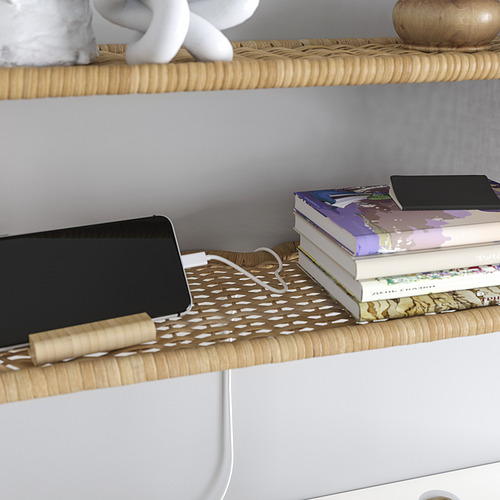 Estanterías con libros, tableta y decoración. Incluye estante de pared de ratán con ranura de gestión de cables.