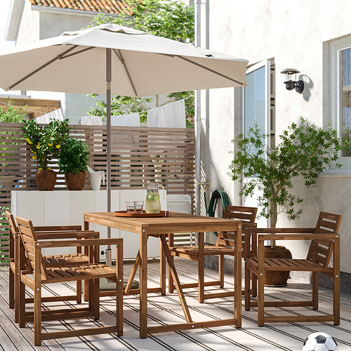 Juego de comedor al aire libre NÄMMARÖ con mesa, 4 sillas, sombrilla y bebidas en la cubierta.