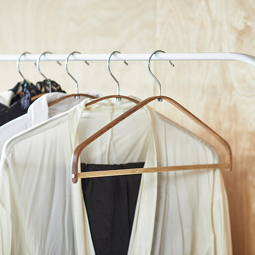 Perchas HÖSVANS en bambú natural. Diseño delgado y curvo para camisas y blusas, organiza el guardarropa de manera eficiente.