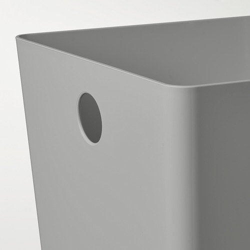 Primer plano de una elegante caja de almacenamiento de plástico gris liso, diseñada para la organización.