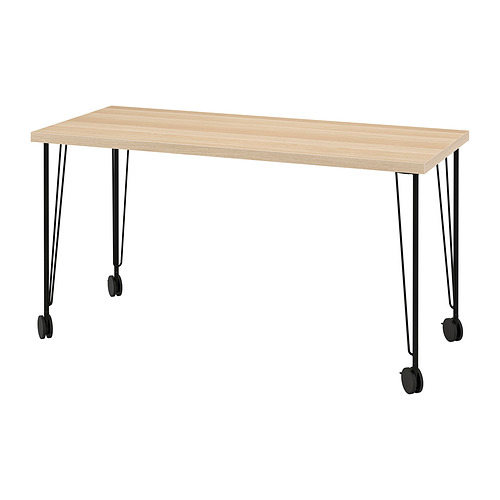 LAGKAPTEN: escritorio de madera clara con patas y ruedas de metal negro.