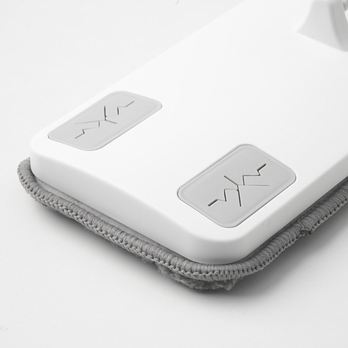 Dos almohadillas planas de microfibra PEPPRIG blancas con bordes grises, diseñadas para una limpieza eficaz y mejorada con agua, que descansan sobre una superficie blanca.