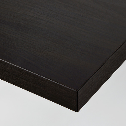 Tablero rectangular negro de LINNMON con acabado liso y oscuro y bordes limpios, que muestra una artesanía de calidad.