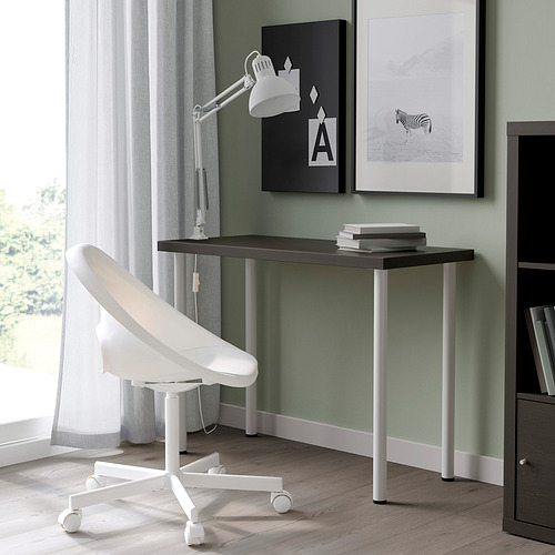 Moderna configuración de oficina en casa con escritorio negro LINNMON, silla giratoria blanca y elegante arte de pared.