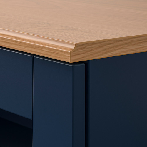 Encimera moderna de madera con acabado liso claro y canto biselado sobre base gris oscuro.